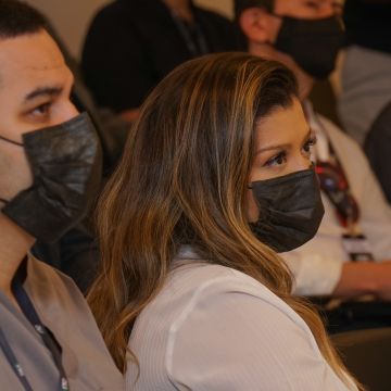 Muita prática em cadáveres frescos durante Curso em Cirurgia Ortognática Minimamente Invasiva 